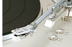 Schallplattenspieler mit manuellem Tonarm-Lift